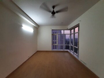 Room in 2 BHK Apartment at Jaypee Greens Star Court, Jaypee Greens – for Rent