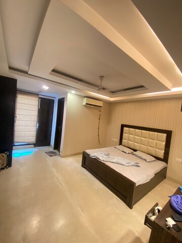 Master Bedroom in 3 BHK Builder Floor at DLF Atria, Dlf Phase ii – for Rent
