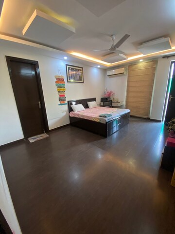 Bedroom in 3 BHK Builder Floor at DLF Atria, Dlf Phase ii – for Rent