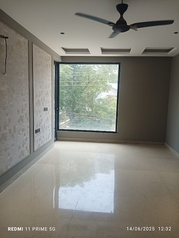 Room in 5 BHK Apartment at Emaar Marbella, Sector 66 – for Sale