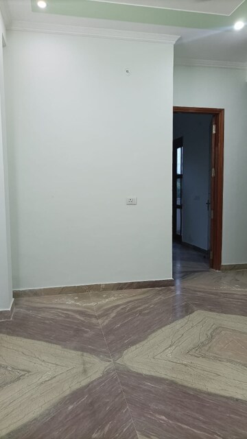 Room in 2 BHK Builder Floor at The Grand, Sector 52 – for Rent