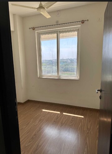 Room in 2.5 BHK Apartment at Prestige Misty Waters, Hebbal – for Rent