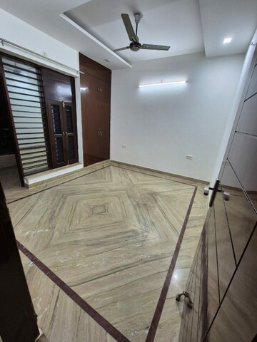Room in 3 BHK Builder Floor at Sector 16 – for Rent