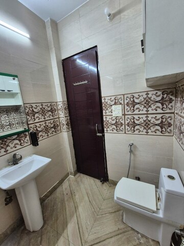 Master Bedroom in 3 BHK Builder Floor at Sector 16 – for Rent