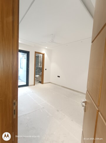 Master Bedroom in 4 BHK Builder Floor at Green Park – for Sale