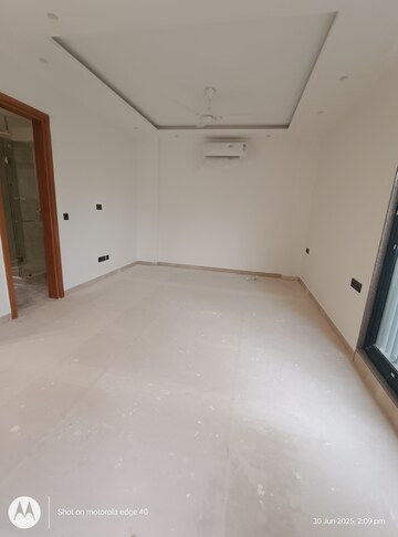 Room in 4 BHK Builder Floor at Green Park – for Sale