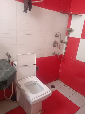 Furnished Amenities in 2 BHK Builder Floor at Unitech Arcadia, South City 2 – for Sale
