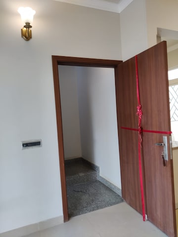 Room in 3 BHK Builder Floor at Central Park 3 Flower Valley, Sohna Sector 33 – for Rent