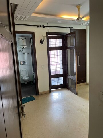 Room in 3 BHK Builder Floor at Chittaranjan Park – for Rent
