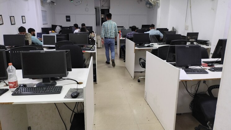 Team Area, sector 63 Commercial Office Space 1000 Sq.Ft. In Sector 63 Noida 8924727