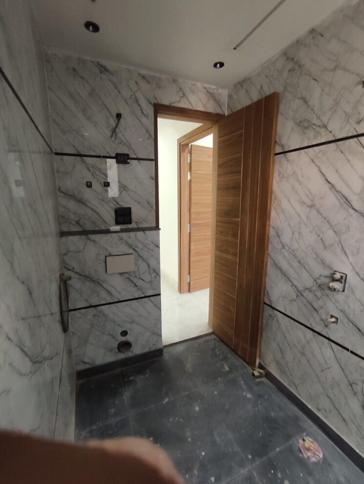 Bathroom, sector 21d indira enclave 3 Bedroom 210 Sq.Yd. Builder Floor In Sector 21d Indira Enclave Faridabad 8924725