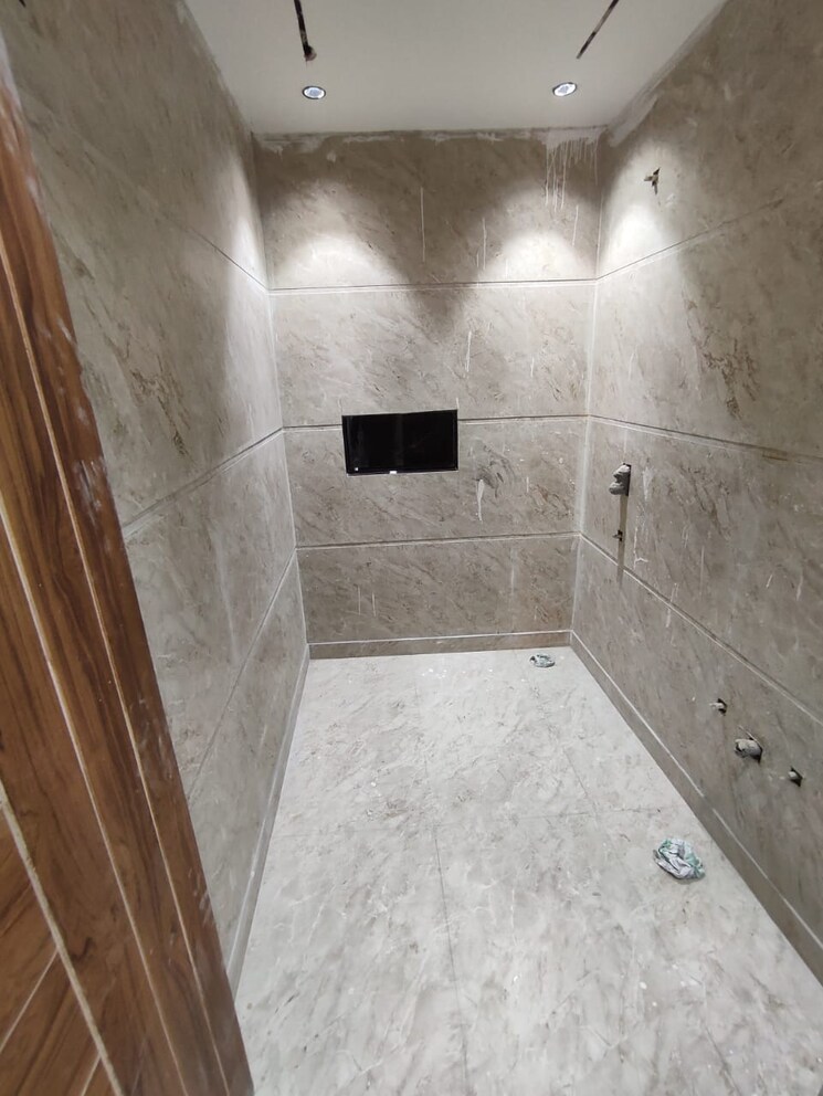 Bathroom, sector 21d indira enclave 3 Bedroom 210 Sq.Yd. Builder Floor In Sector 21d Indira Enclave Faridabad 8924725