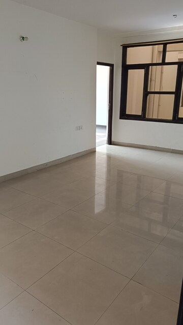 Room in 3.5 BHK Apartment at Wave Prime Floors, Wave City – for Rent