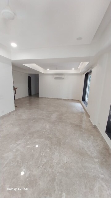 Building Lobby in 2 BHK Builder Floor at DLF Green Avenue, Dlf Phase iv – for Rent
