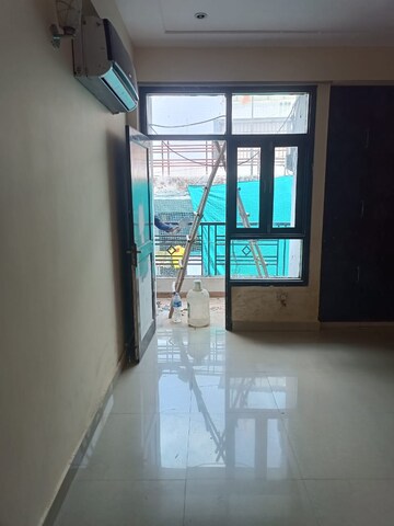 Room in 2 BHK Builder Floor at DLF Green Avenue, Dlf Phase iv – for Rent