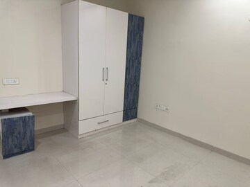 Room in 2.5 BHK Apartment at Pioneer Park Phase 1, Sector 61 – for Rent