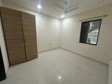 Room in 2.5 BHK Apartment at Pioneer Park Phase 1, Sector 61 – for Rent