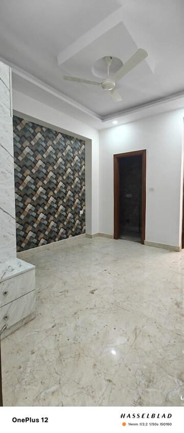 Room in 2 BHK Builder Floor at Sector 73 – for Sale