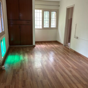 Room in 3 BHK Apartment at Rwa Jalvayu Vihar Noida, Sector 25 – for Rent
