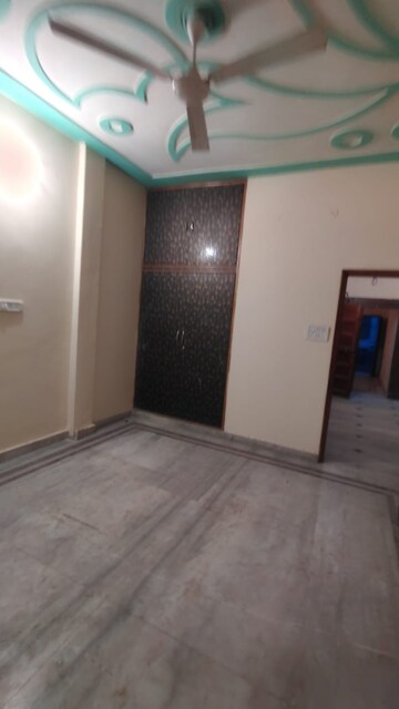 Room in 4 BHK Builder Floor at Dwarka Mor – for Rent