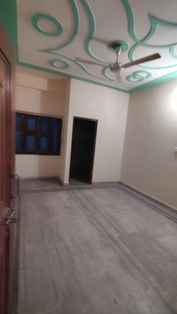 Room in 4 BHK Builder Floor at Dwarka Mor – for Rent