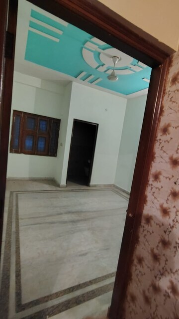 Room in 4 BHK Builder Floor at Dwarka Mor – for Rent