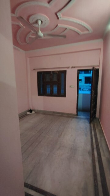 Room in 4 BHK Builder Floor at Dwarka Mor – for Rent