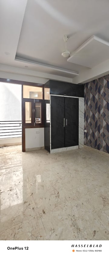 Room in 2 BHK Builder Floor at Sector 73 – for Sale