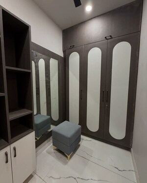 Room in 3 BHK Apartment at Igi Airport Area – for Sale