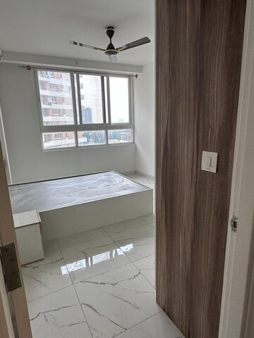 Room in 2.5 BHK Apartment at Mantri Lithos, Thanisandra – for Rent