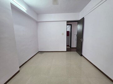 Room in 2.5 BHK Apartment at Symphony Towers Kandivali West, Kandivali West – for Rent