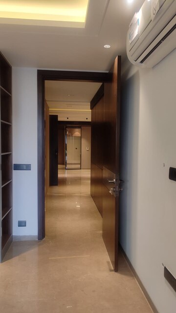 Room in 3 BHK Builder Floor at Dlf Phase iv – for Rent
