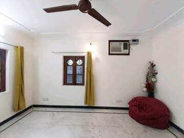 Room in 2 BHK Apartment at Vasant Kunj – for Rent
