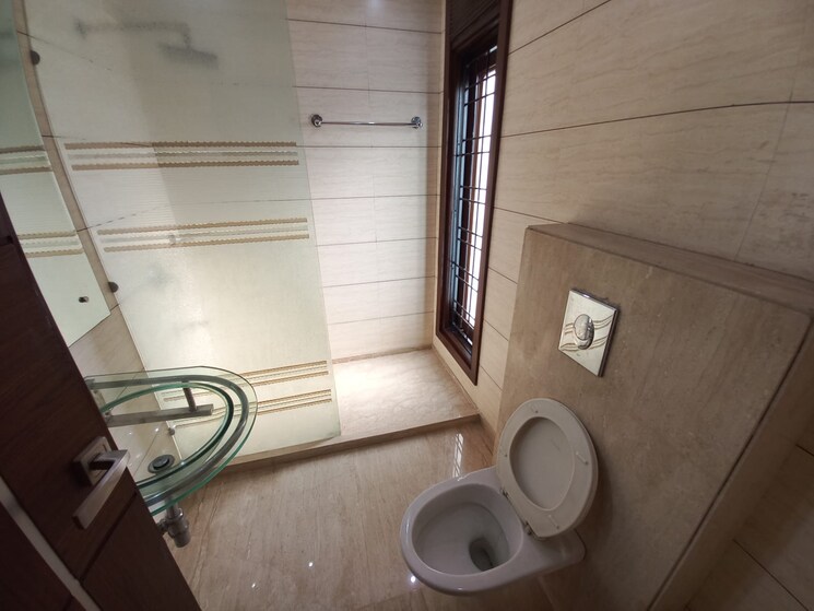 Bathroom, veera-safdarjung-enclave 4 Bedroom 2700 Sq.Ft. Apartment In Safdarjung Enclave Delhi 8925343