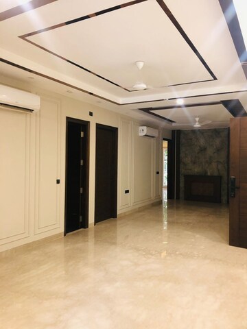 Room in 3 BHK Builder Floor at Dlf Phase I – for Sale