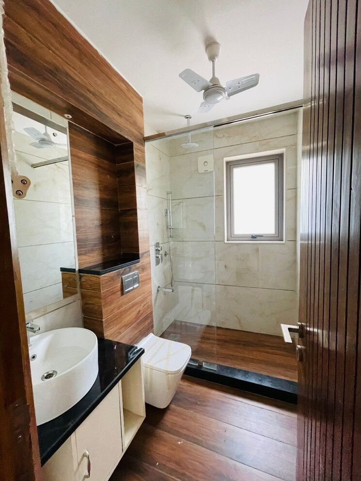 Bathroom, dlf phase i 3 Bedroom 200 Sq.Yd. Builder Floor In Dlf Phase I Gurgaon 8925370