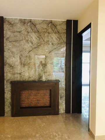 Room in 3 BHK Builder Floor at Dlf Phase I – for Sale