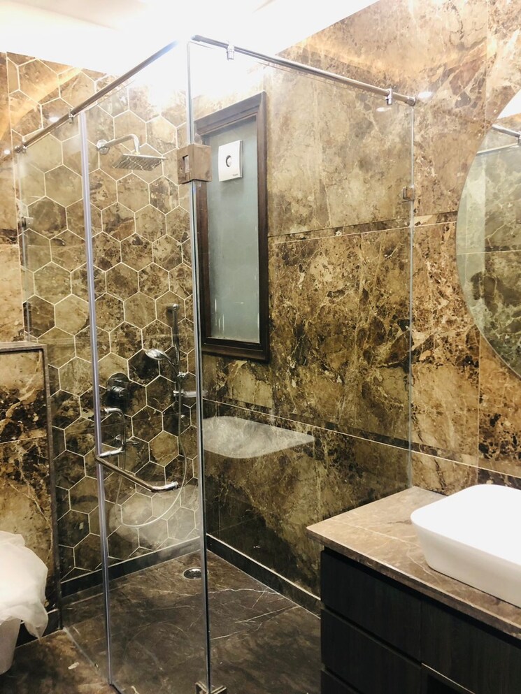 Attached Bathroom, dlf phase i 3 Bedroom 200 Sq.Yd. Builder Floor In Dlf Phase I Gurgaon 8925370