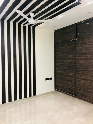 Room in 3 BHK Builder Floor at Dlf Phase I – for Sale