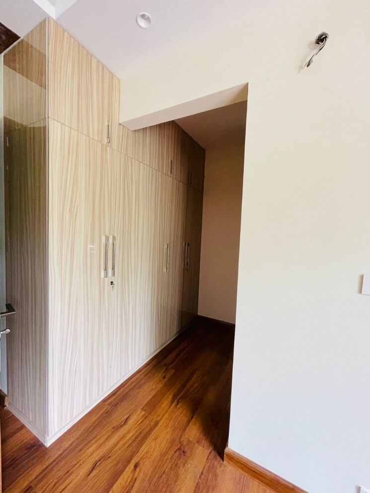 Room, dlf phase i 3 Bedroom 200 Sq.Yd. Builder Floor In Dlf Phase I Gurgaon 8925370