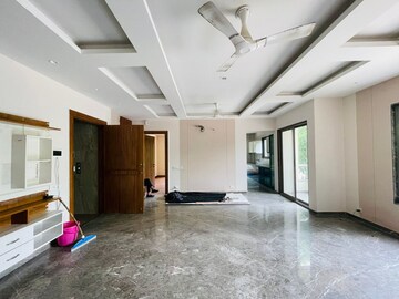 Parking in 3 BHK Builder Floor at Dlf Phase I – for Sale
