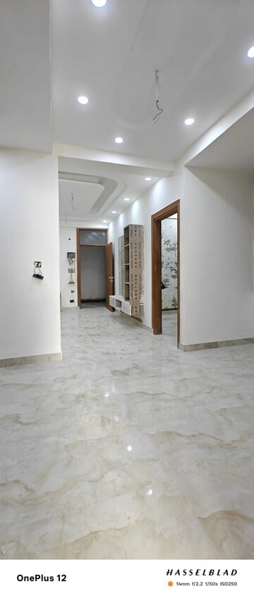 Room in 3 BHK Builder Floor at Sector 73 – for Sale