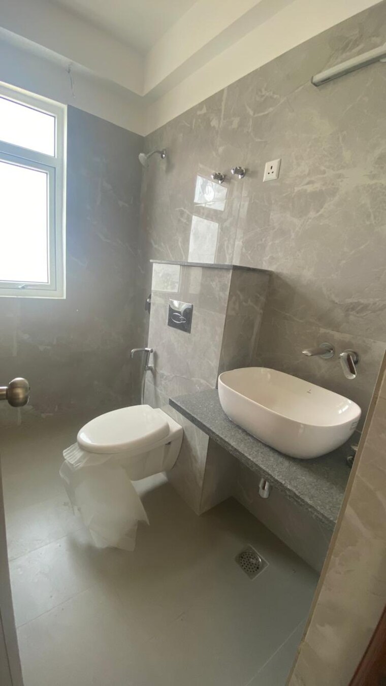 Bathroom, palam vihar 3 Bedroom 240 Sq.Yd. Builder Floor In Palam Vihar Gurgaon 8925455