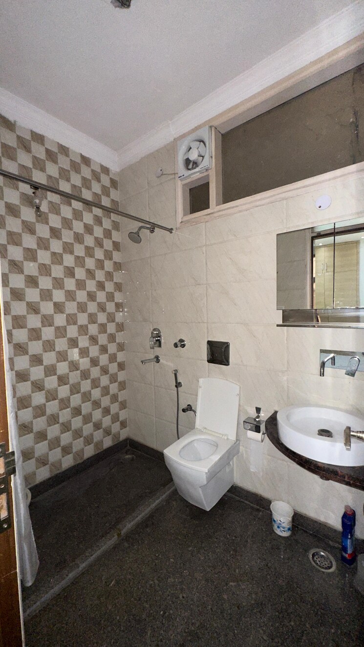 Bathroom, palam vihar 3 Bedroom 250 Sq.Yd. Builder Floor In Palam Vihar Gurgaon 8925492