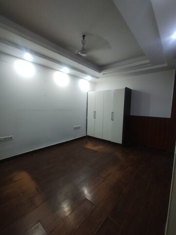Room in 3 BHK Apartment at Sushant Lok I – for Rent