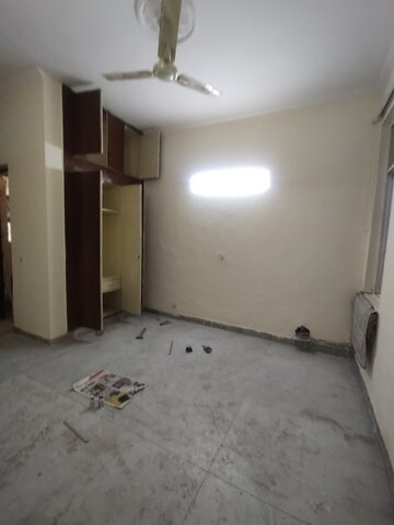 Room in 3 BHK Apartment at Sushant Lok I – for Rent