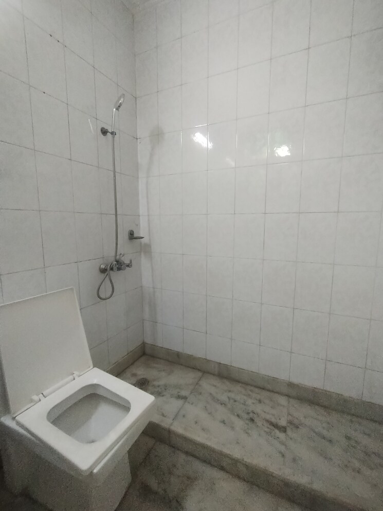Bathroom, sushant lok i 3 Bedroom 1350 Sq.Ft. Apartment In Sushant Lok I Gurgaon 8925513