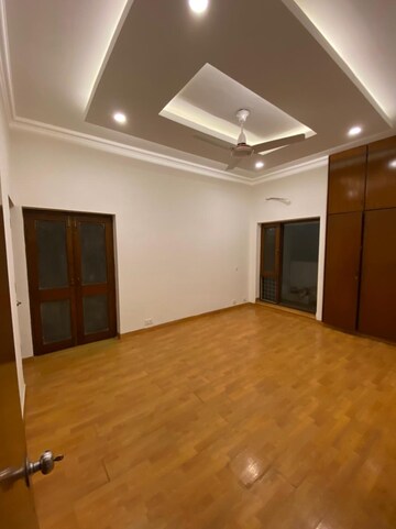 Room in 4 BHK Apartment at Safdarjung Development Area – for Rent
