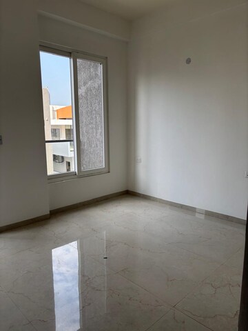 Room in 3 BHK Builder Floor at Smart World Orchard, Sector 61 – for Rent
