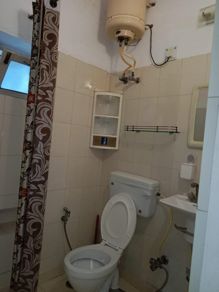 Bathroom, new friends colony 6 Bedroom 500 Sq.Yd. Independent House In New Friends Colony Delhi 8925612